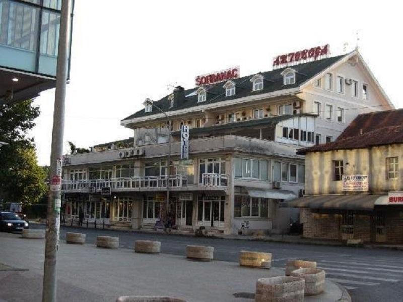 פודגוריצה Hotel Bojatours מראה חיצוני תמונה